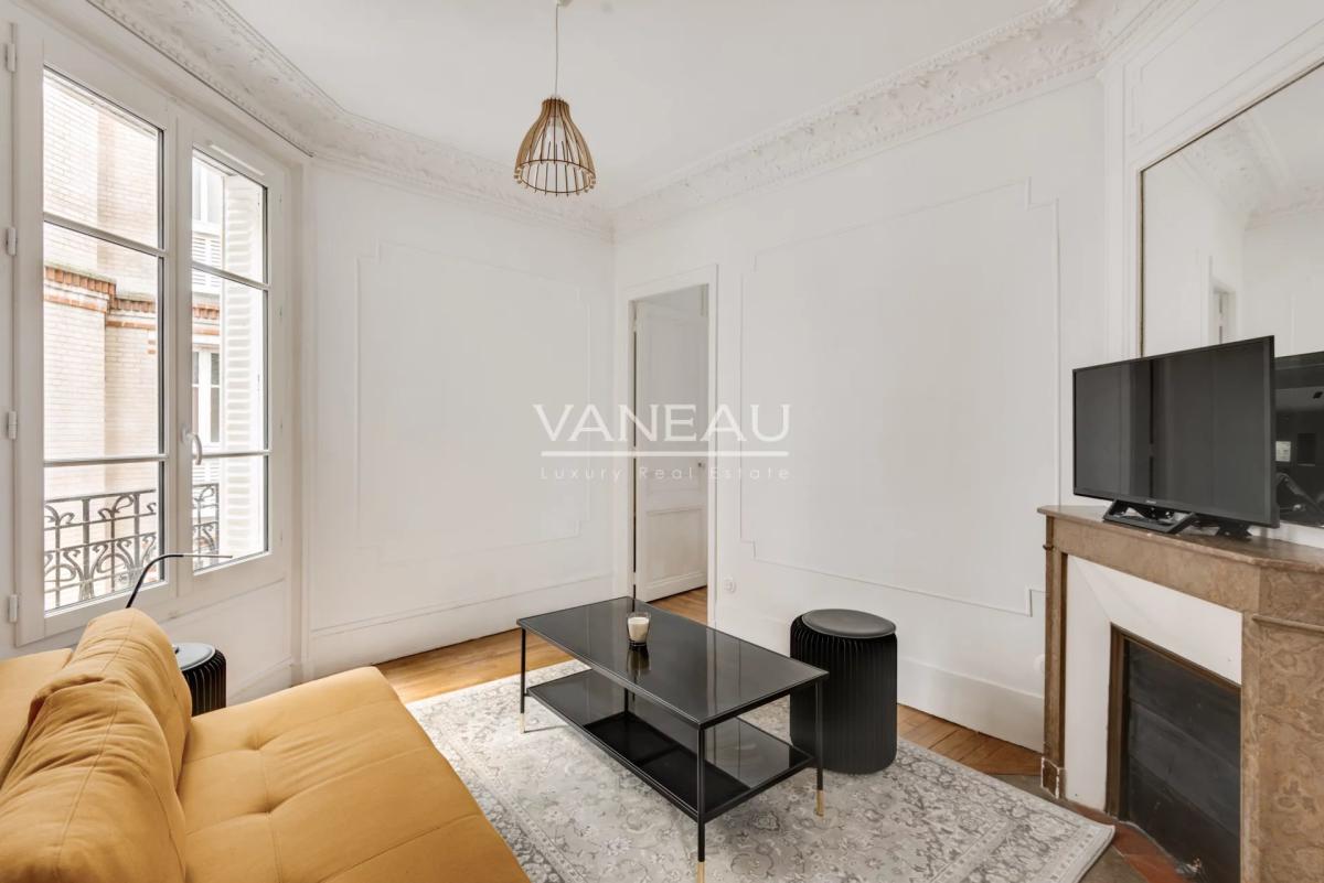 Dans un bel immeuble - Appartement entièrement rénové - Paris 15