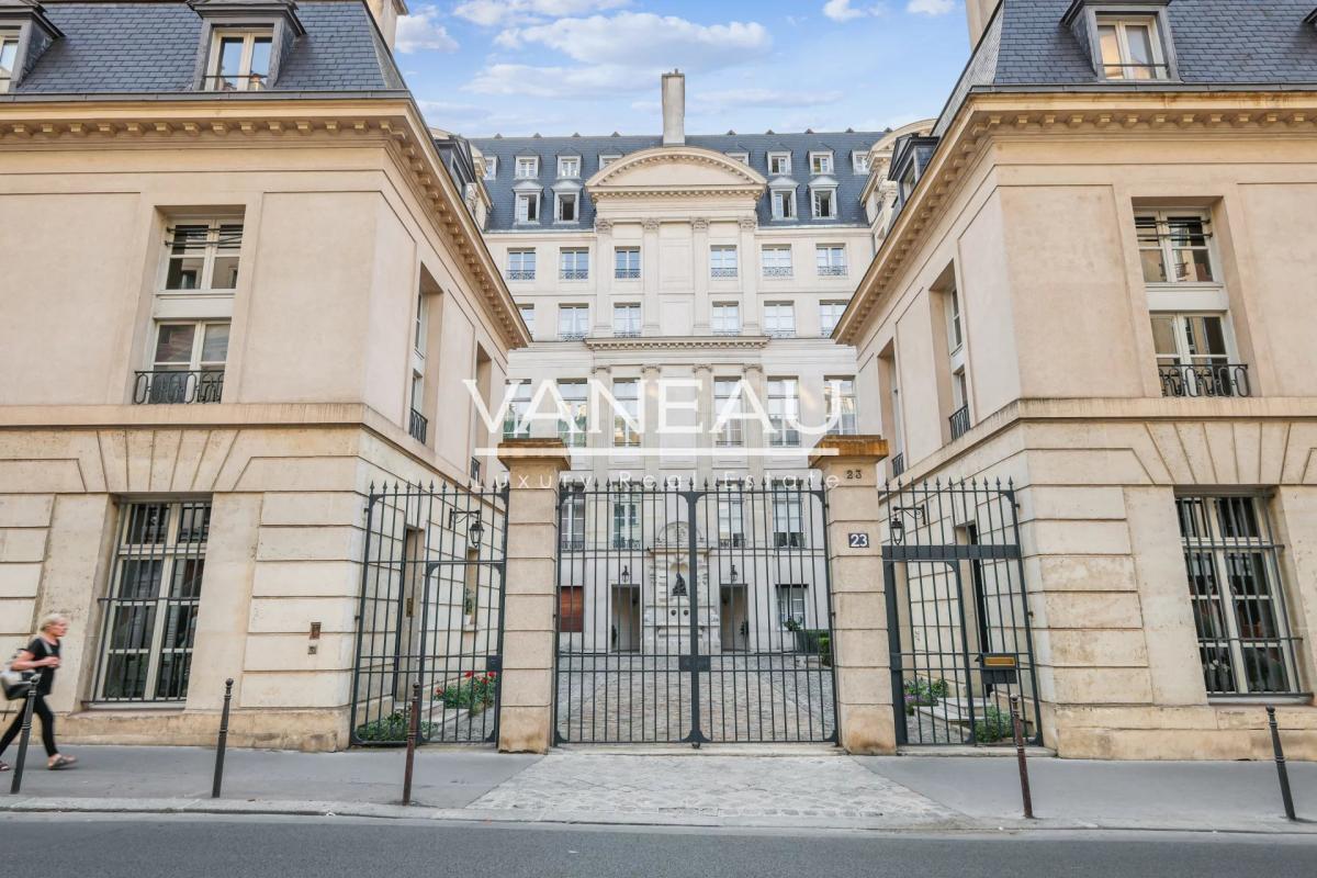 PARIS IVème- Place des Vosges - 2 pièces avec jardin-