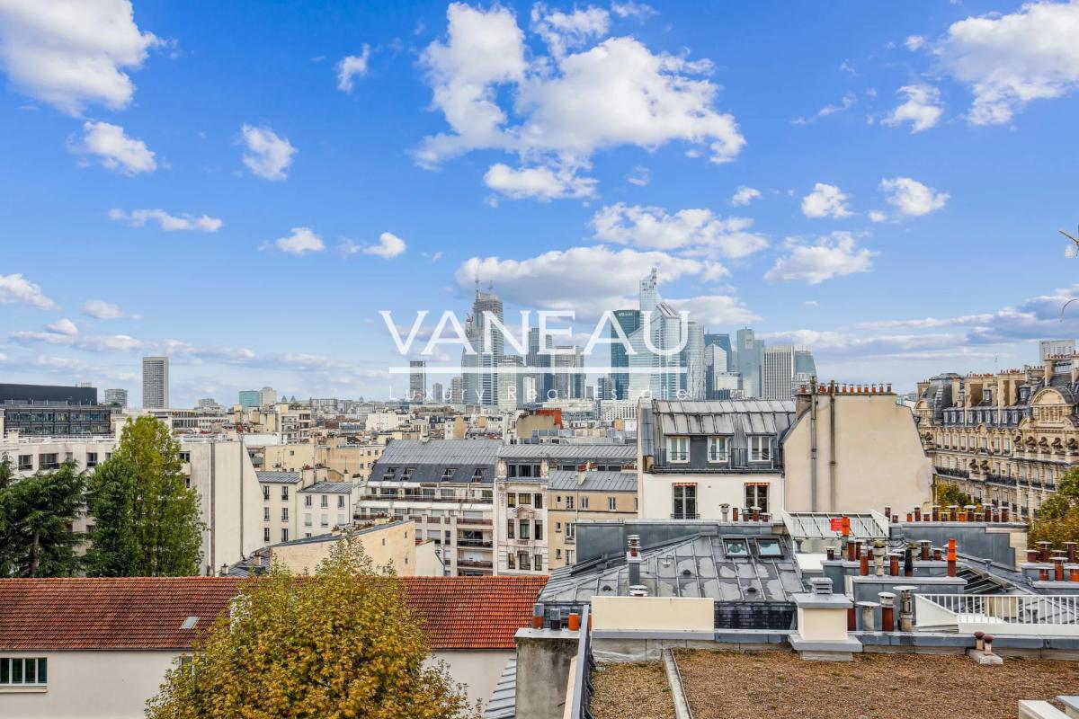 Neuilly Mairie - 2 pièces en étage élevé avec balcon