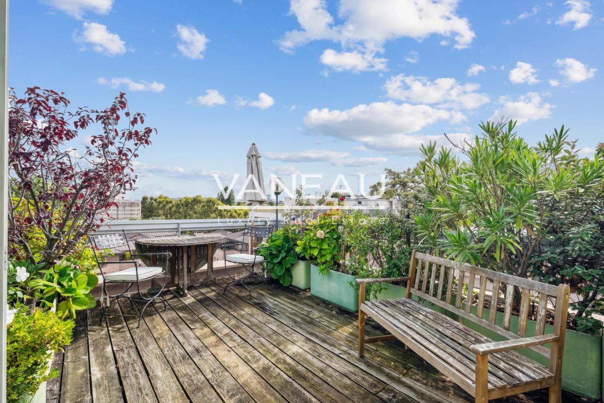 Neuilly - Saussaye. Duplex dernier étage avec terrasse