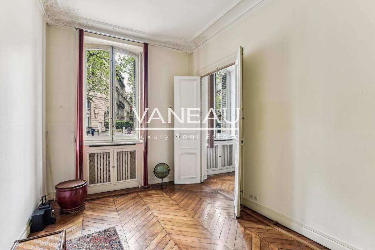 PARIS VIII - Parc Monceau - Appartement Haussmannien de 2 pièces