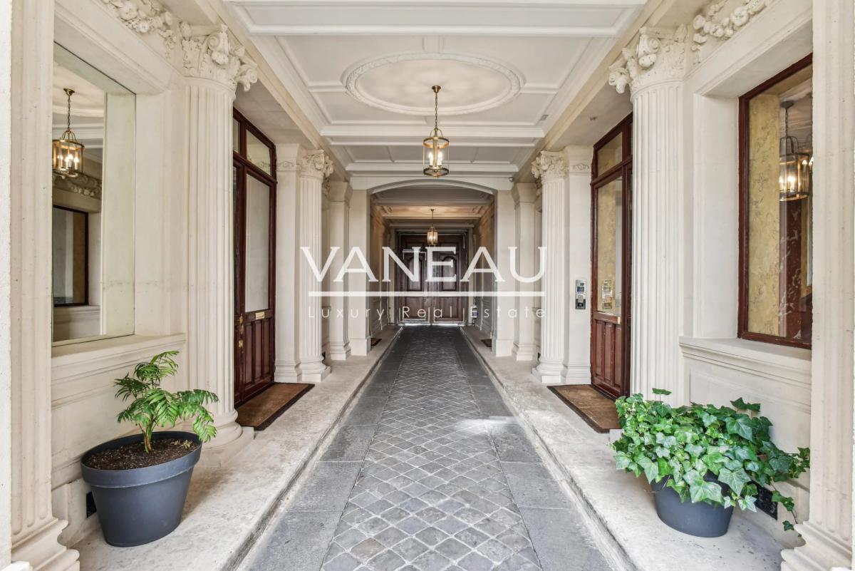 PARIS VIII - Parc Monceau - Appartement Haussmannien de 2 pièces