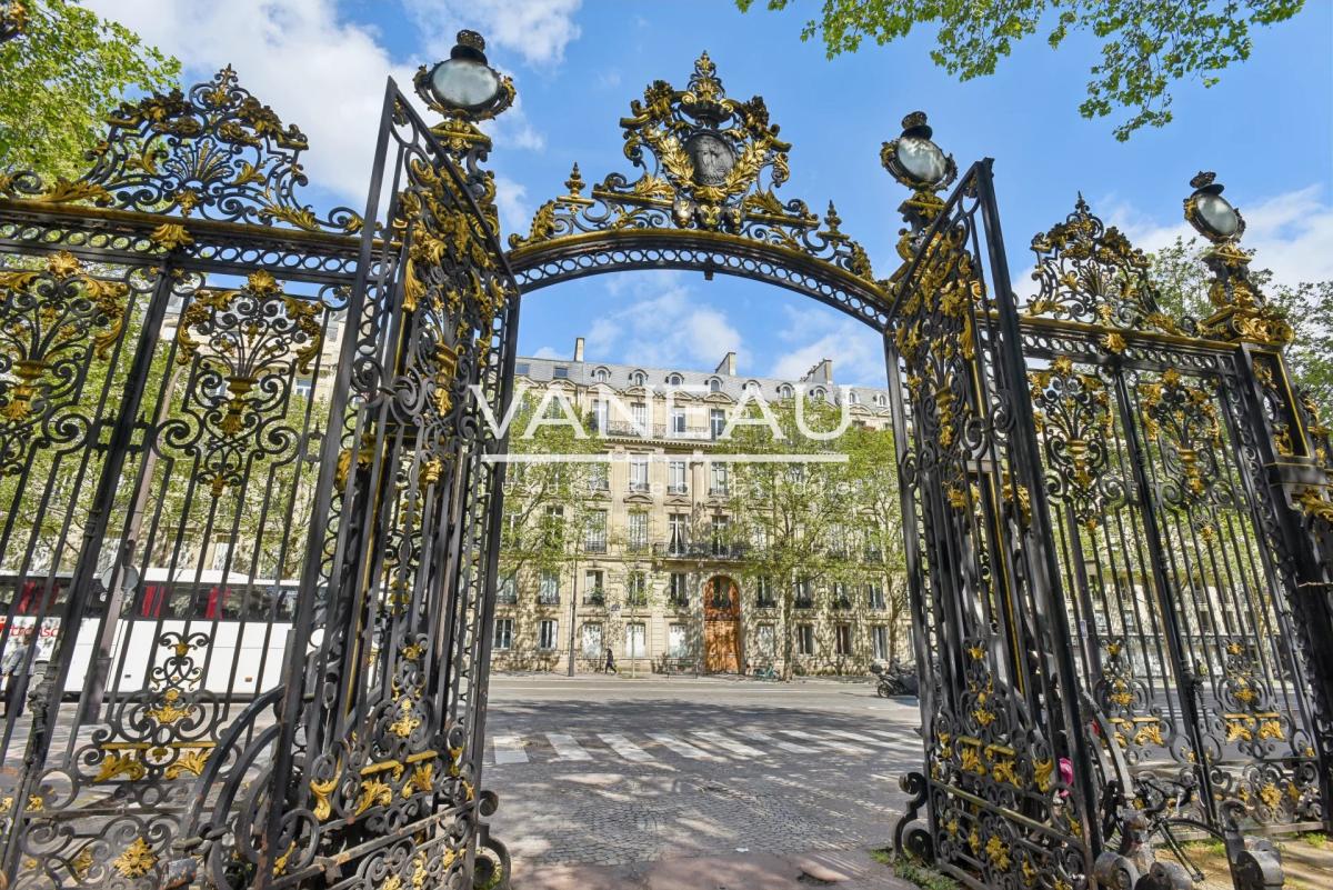 PARIS VIII - Parc Monceau - Appartement Haussmannien de 2 pièces