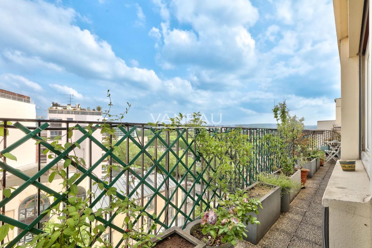 DERNIER ETAGE - VUE DEGAGEE - BALCON/TERRASSE  - DEUX CHAMBRES