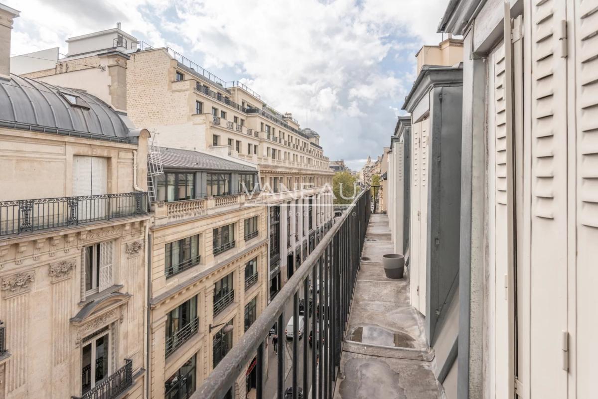 PARIS 8 - CHAMPS ELYSEES - ETAGE ELEVE - BALCON FILANT - 2 CHAMB