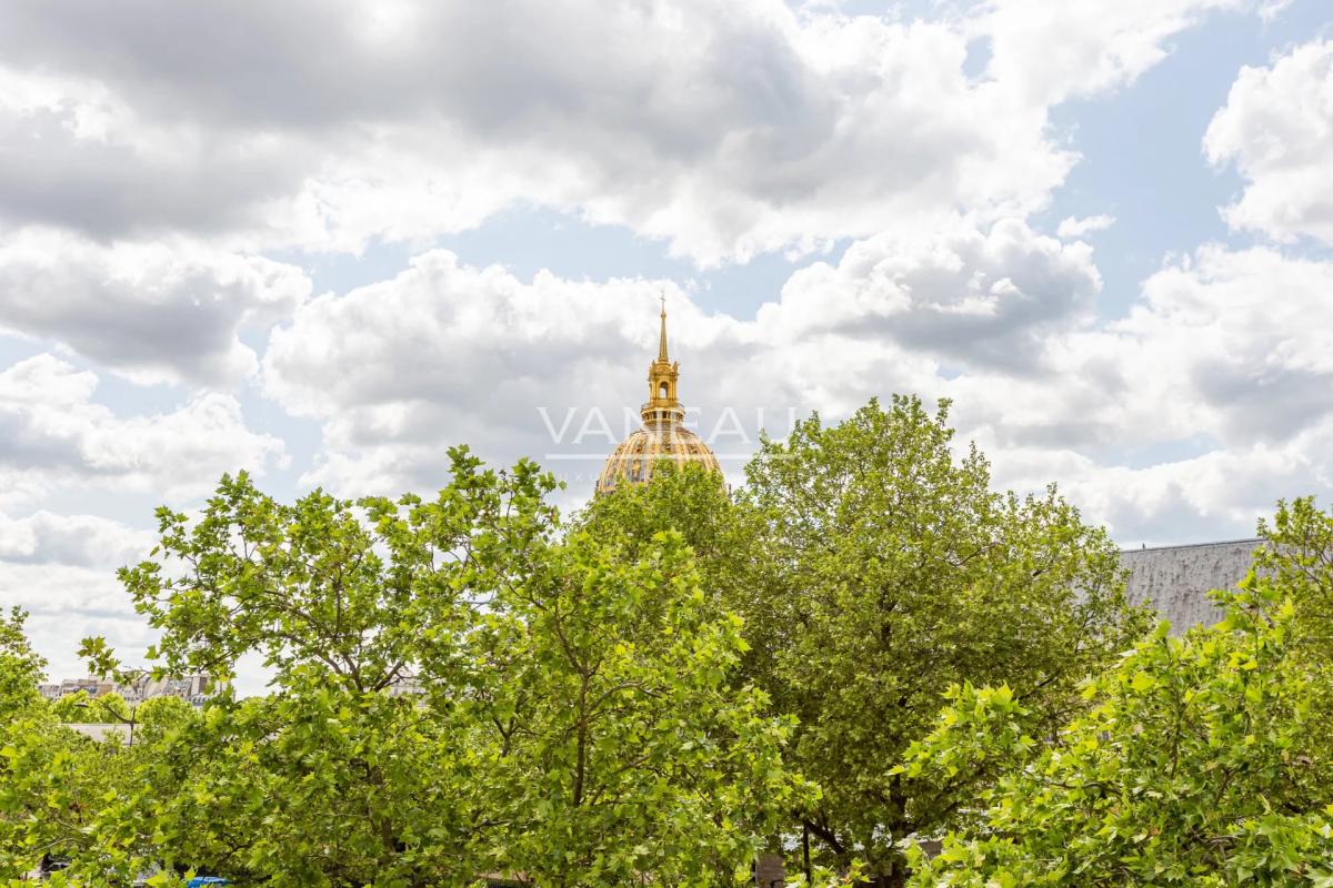 VUE DEGAGEE SUR LES INVALIDES / Pied à Terre Idéal