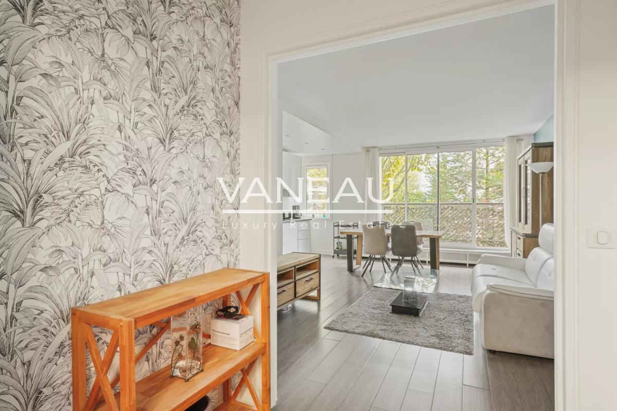 Neuilly - Appartement deux pièces en parfait état avec balcon