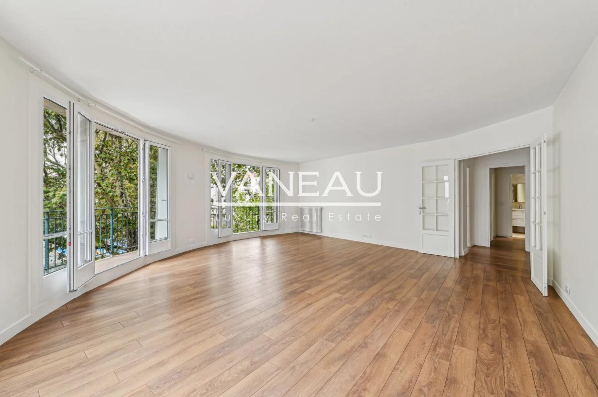 VAUGIRARD - VOLONTAIRES : Appartement familial avec balcon