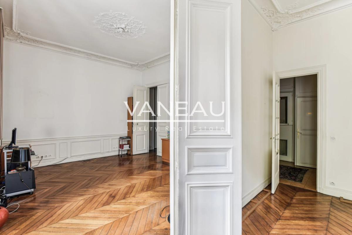 PARIS VIII - Parc Monceau - Appartement Haussmannien de 2 pièces