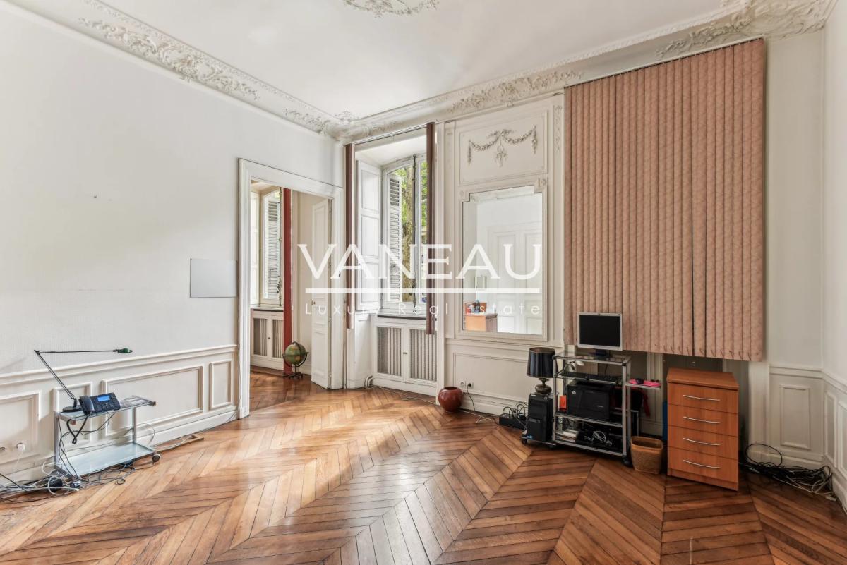 PARIS VIII - Parc Monceau - Appartement Haussmannien de 2 pièces