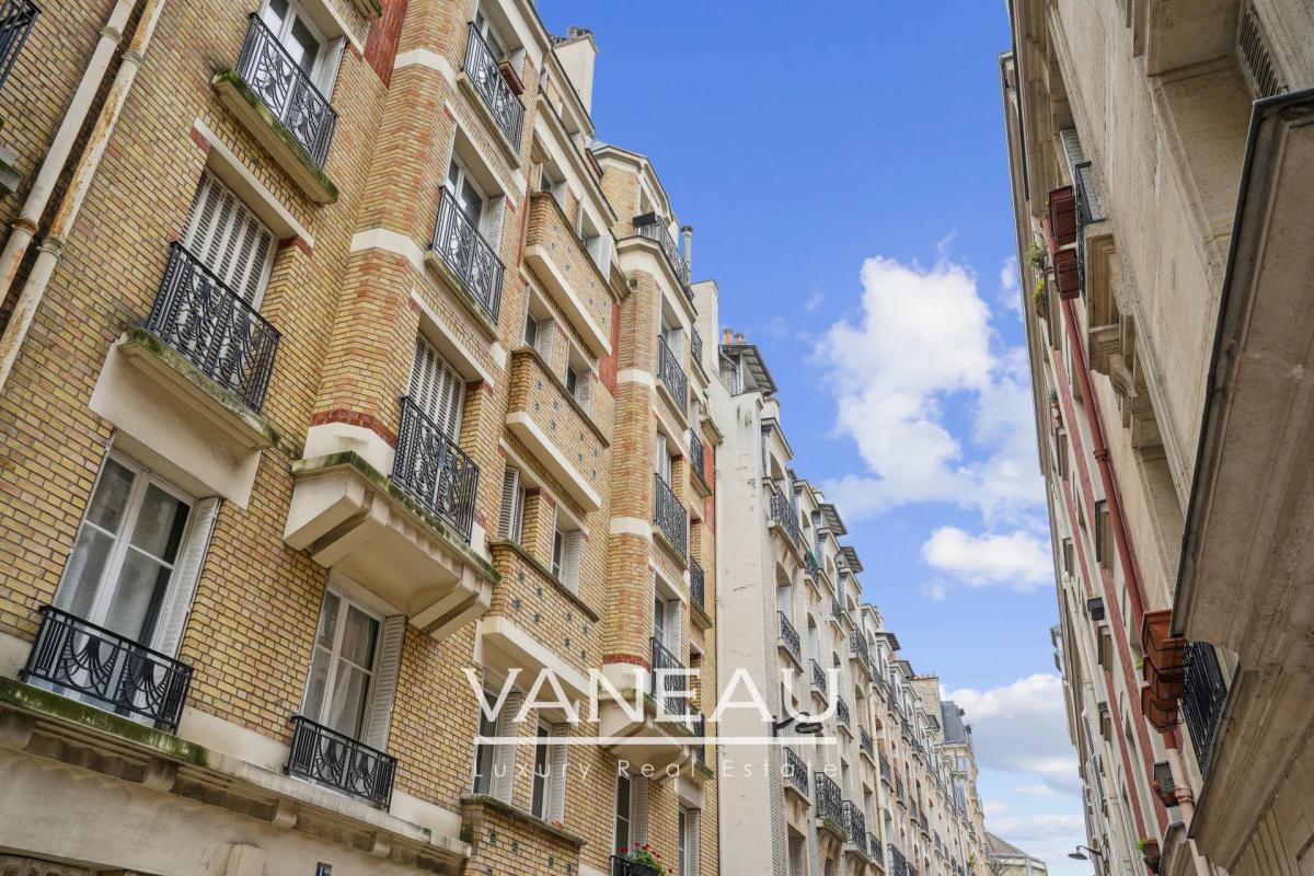 Mairie du XV ème – charmant studio vue toits de Paris.