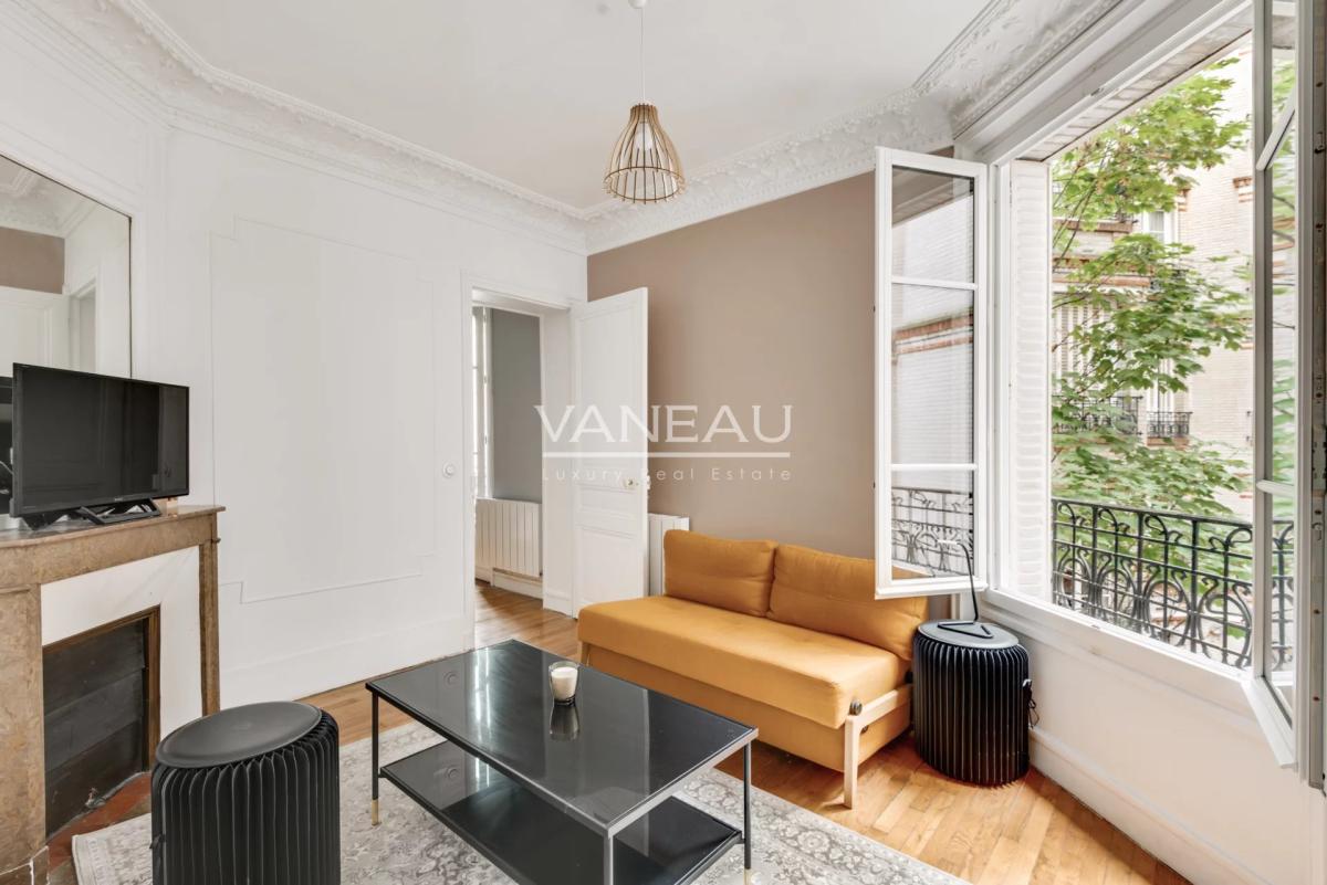 Dans un bel immeuble - Appartement entièrement rénové - Paris 15