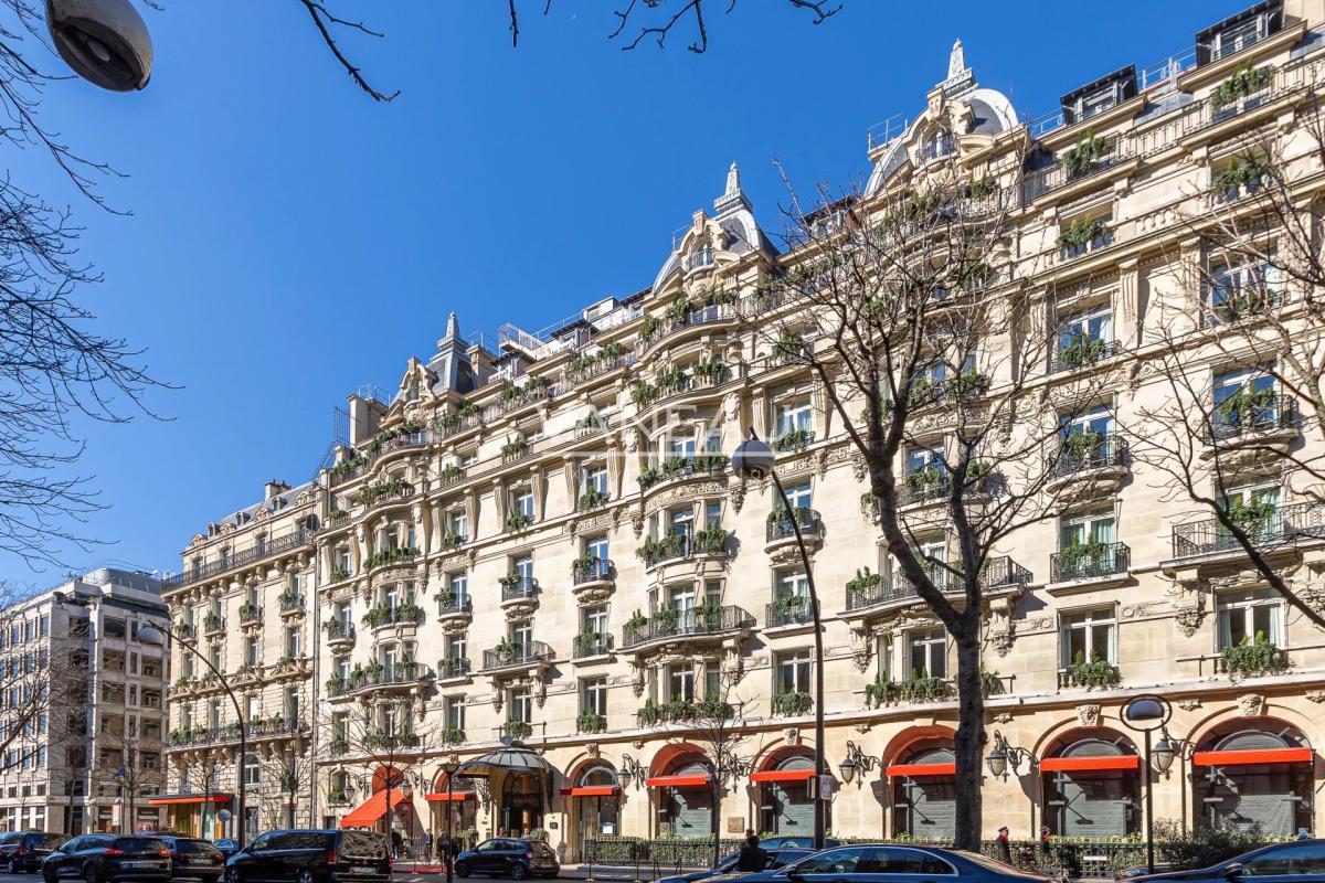 AVENUE MONTAIGNE - ETAGE ELEVE - GRAND BALCON