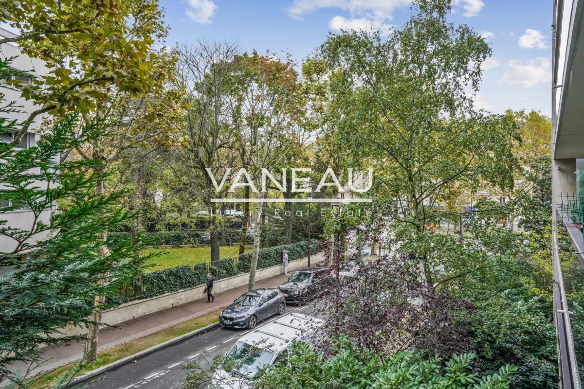 Neuilly - Appartement deux pièces en parfait état avec balcon