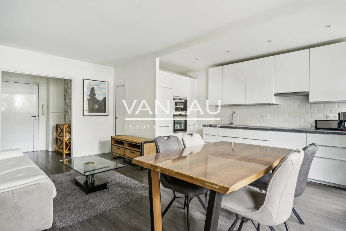 Neuilly - Appartement deux pièces en parfait état avec balcon