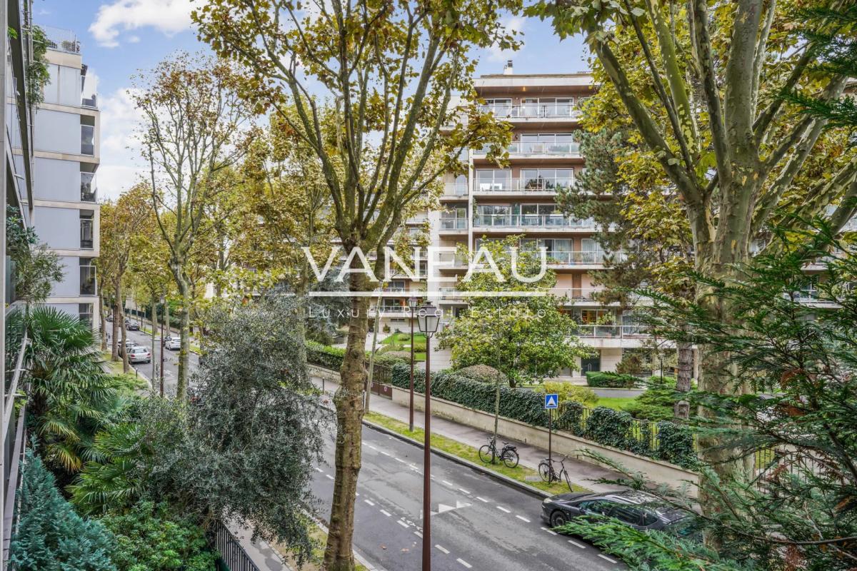 Neuilly - Appartement deux pièces en parfait état avec balcon