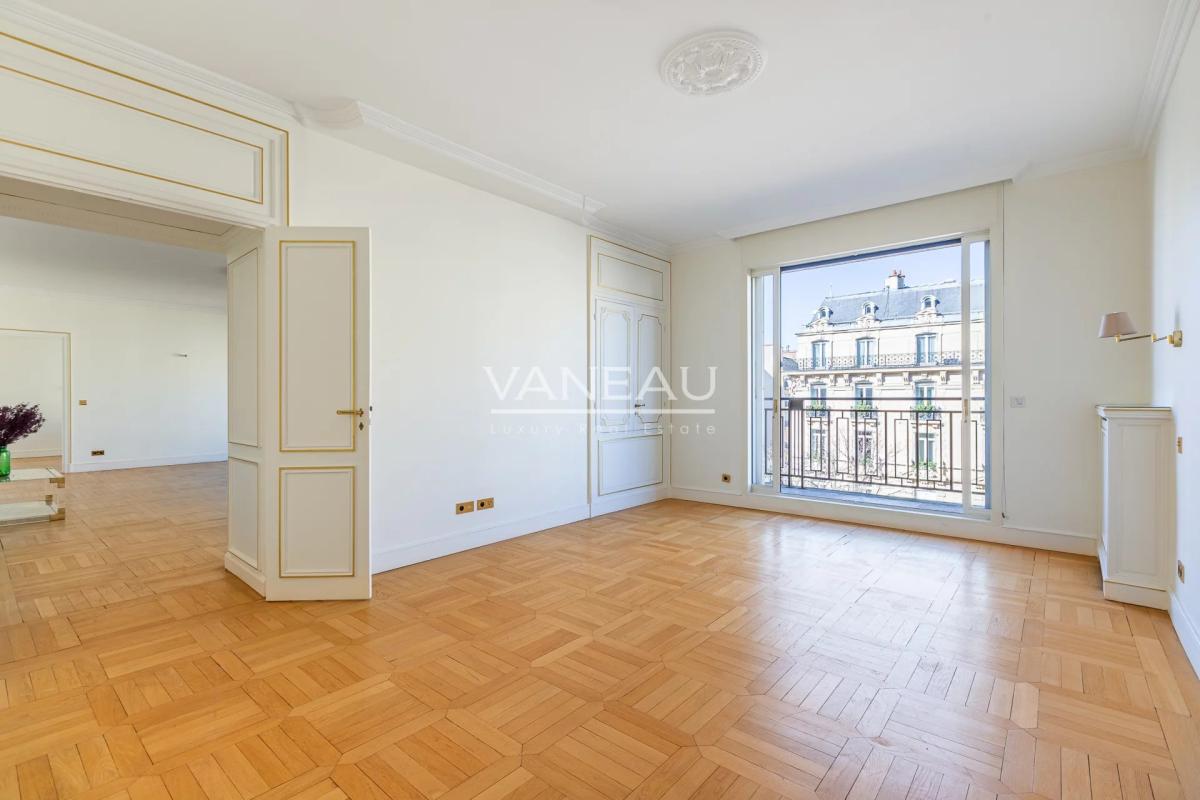 AVENUE MONTAIGNE - ETAGE ELEVE - GRAND BALCON