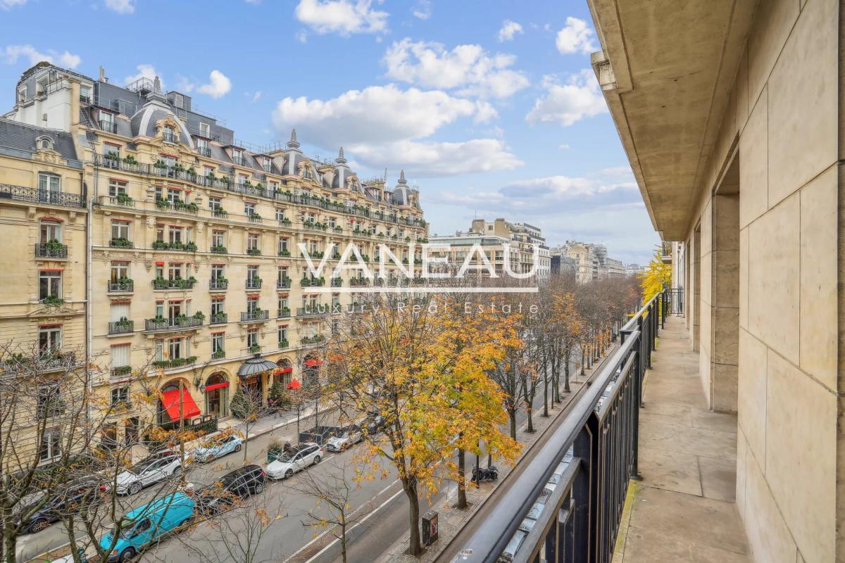 Paris 8 - Avenue Montaigne - Etage élevé / extérieur