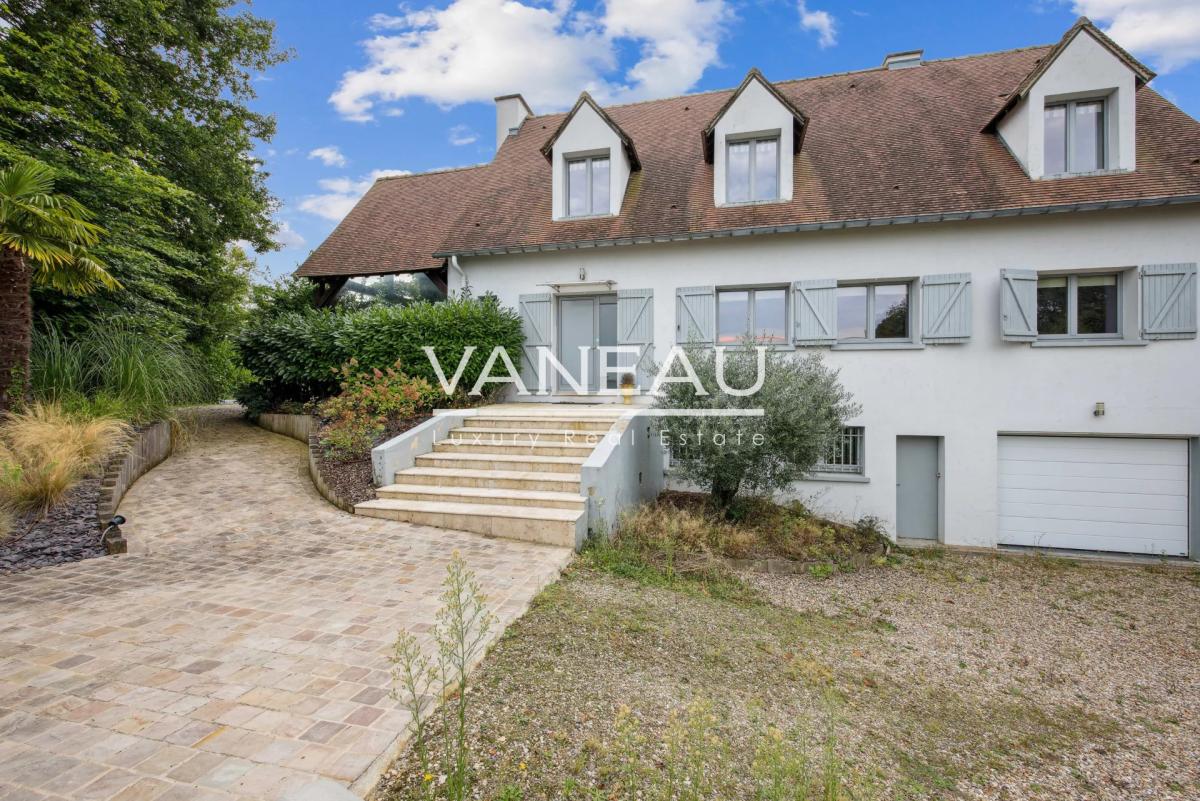 Villa récente avec sa piscine, véritable oasis au calme et à l’a