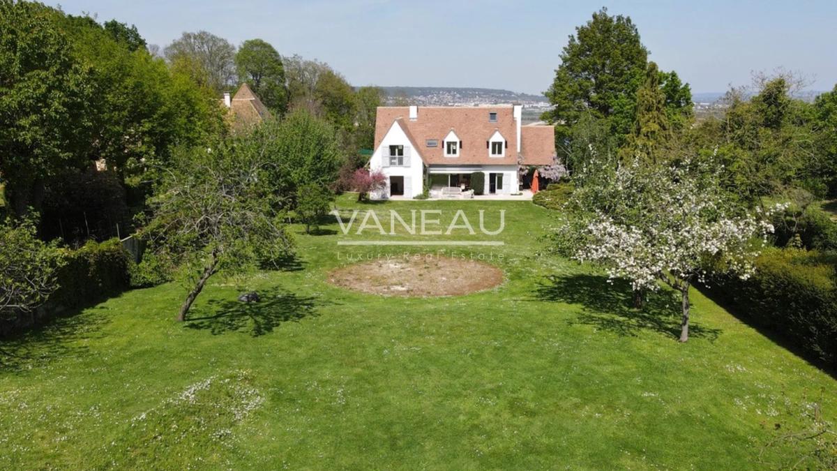 Villa récente avec sa piscine, véritable oasis au calme et à l’a