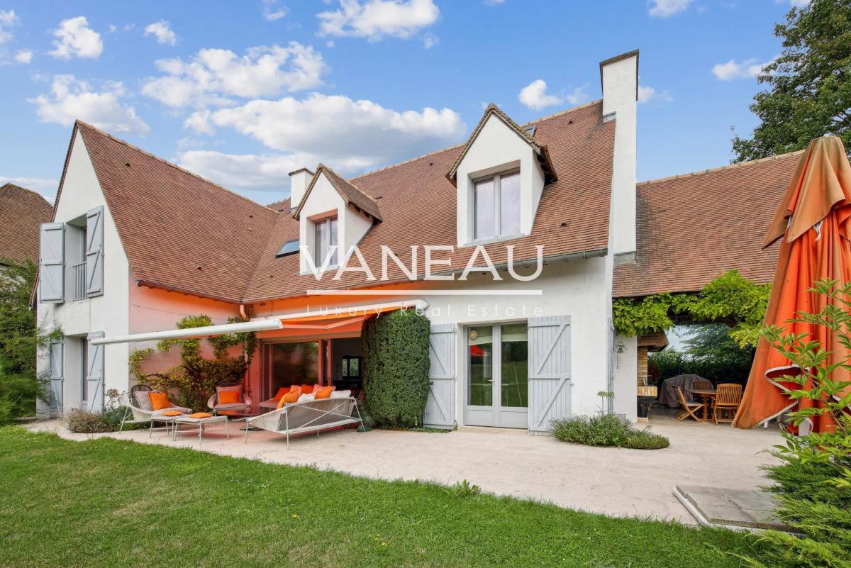 Villa récente avec sa piscine, véritable oasis au calme et à l’a