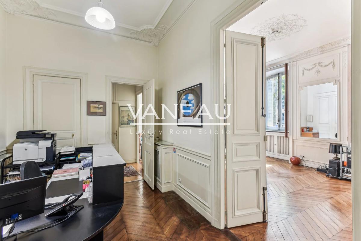 PARIS VIII - Parc Monceau - Appartement Haussmannien de 2 pièces