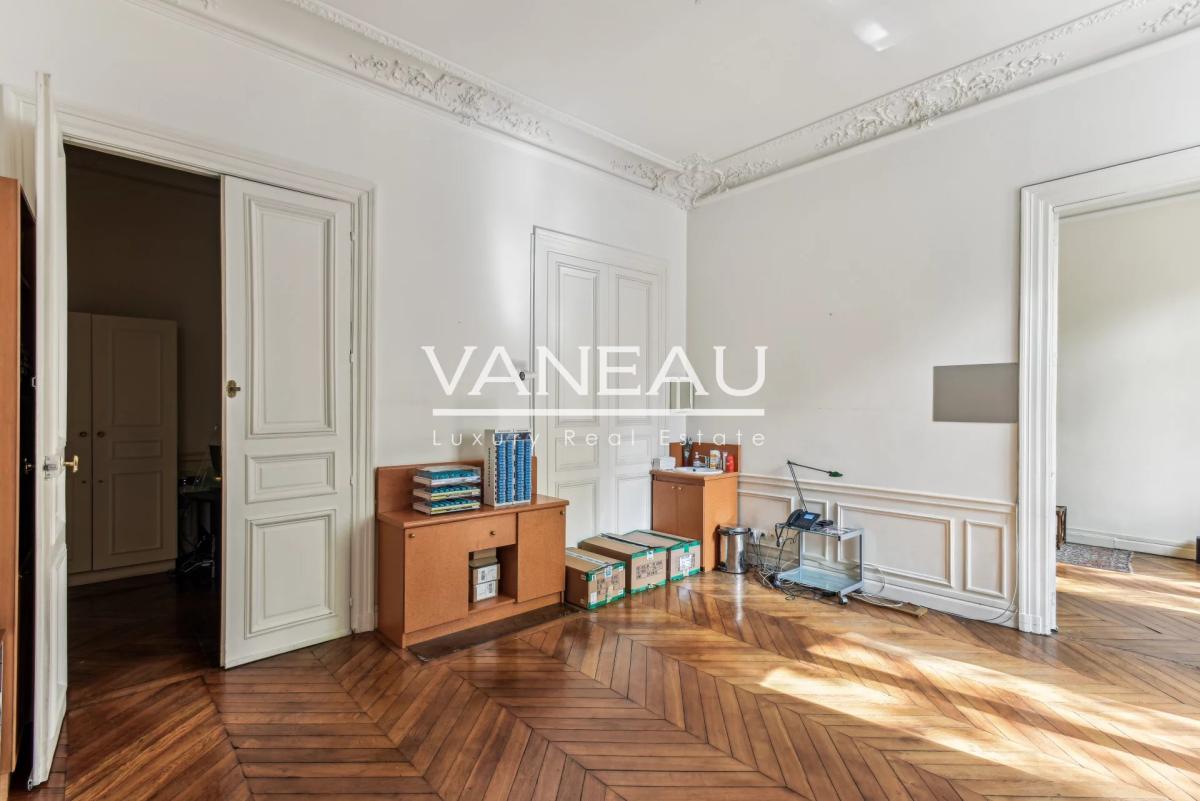 PARIS VIII - Parc Monceau - Appartement Haussmannien de 2 pièces