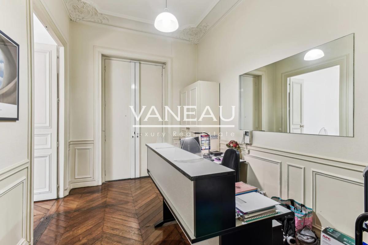 PARIS VIII - Parc Monceau - Appartement Haussmannien de 2 pièces