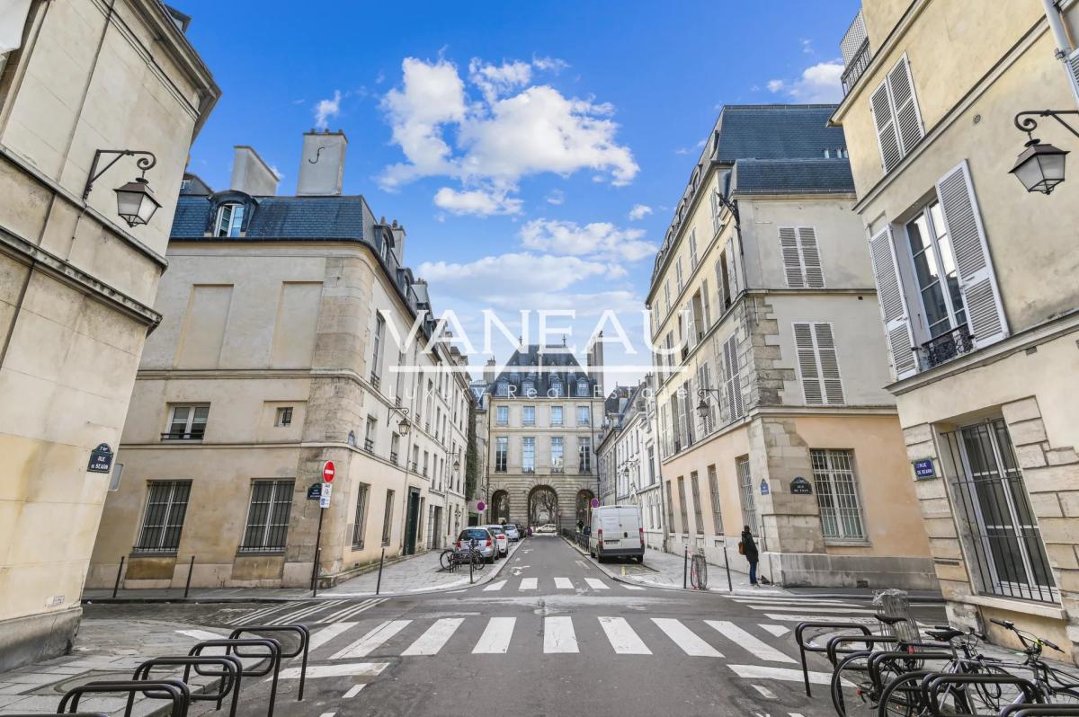 Paris 4e - Place des Vosges - Studio ensoleillé