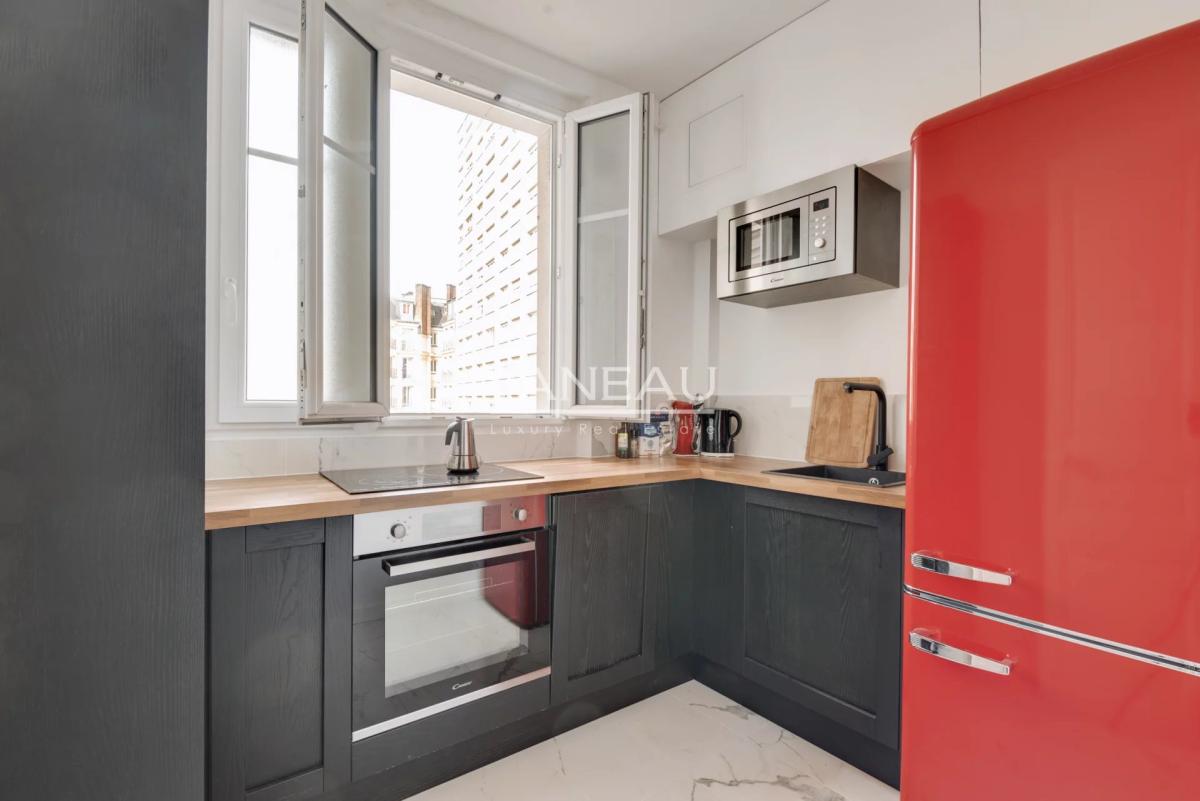 Dans un bel immeuble - Appartement entièrement rénové - Paris 15