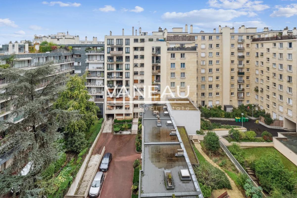 PARIS 15 - VAUGIRARD - 5P en étage élevé avec balcon et vue déga