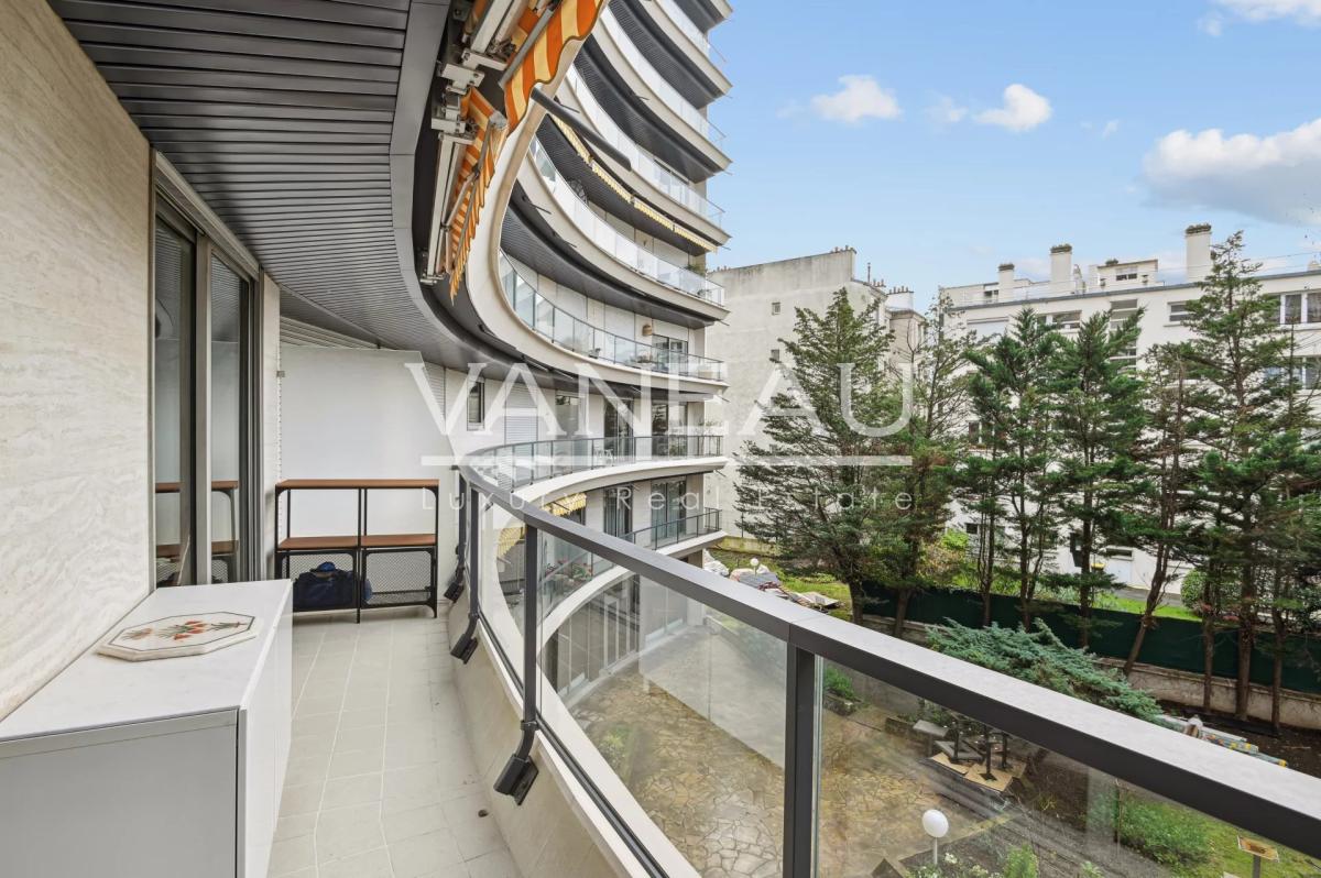 Neuilly  Mairie - 2 pièces avec balcon sur jardin vendu  loué