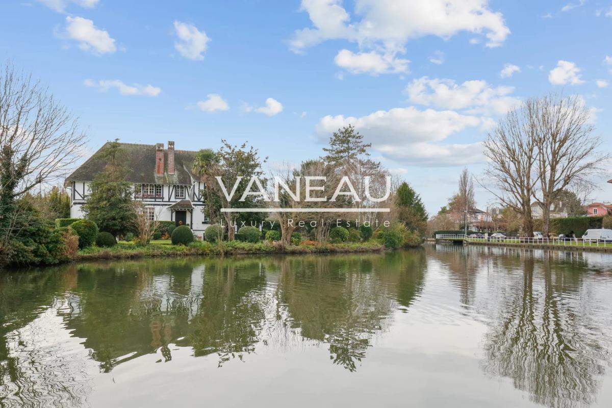 Belle maison lumineuse sur le bord du lac d'Enghien