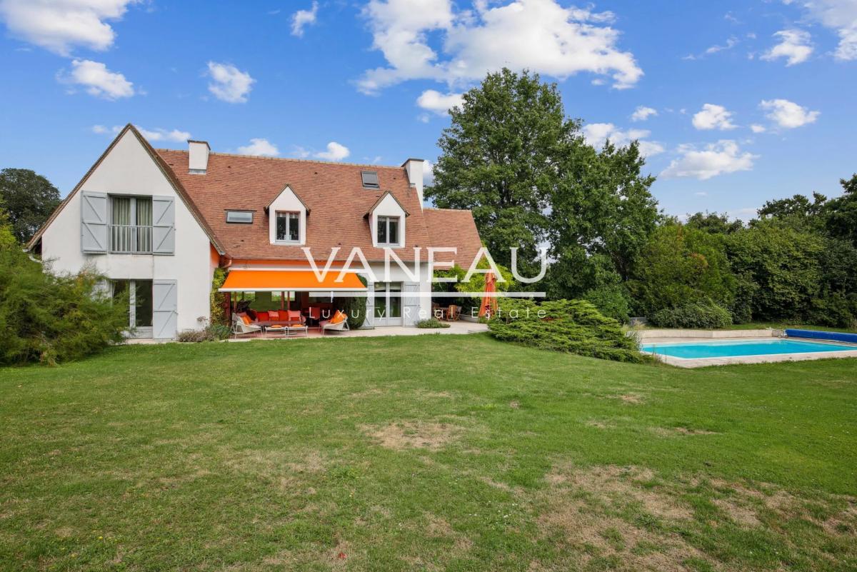 Villa récente avec sa piscine, véritable oasis au calme et à l’a