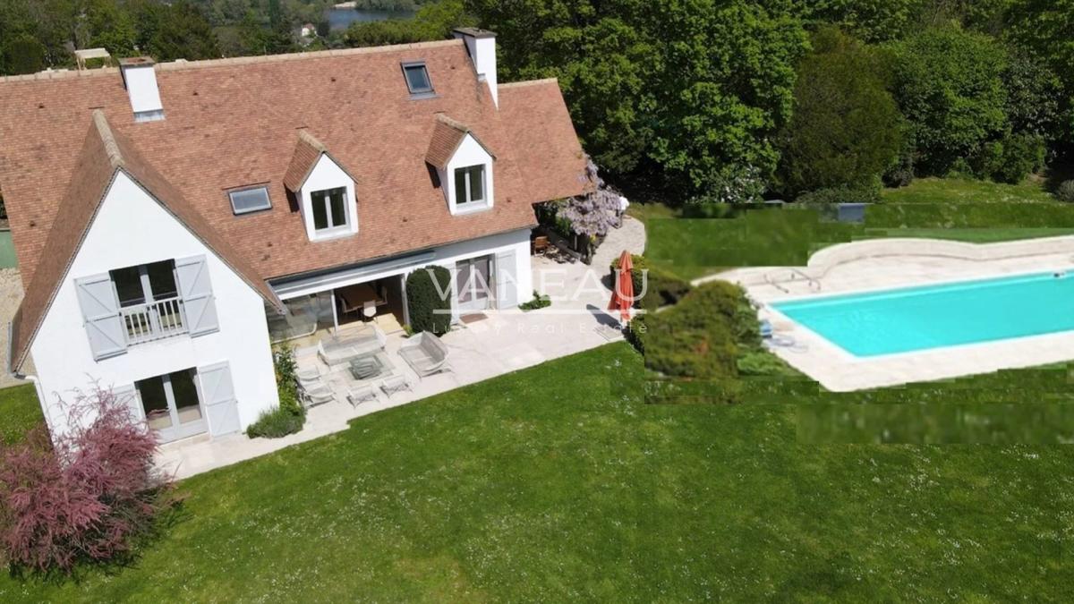 Villa récente avec sa piscine, véritable oasis au calme et à l’a