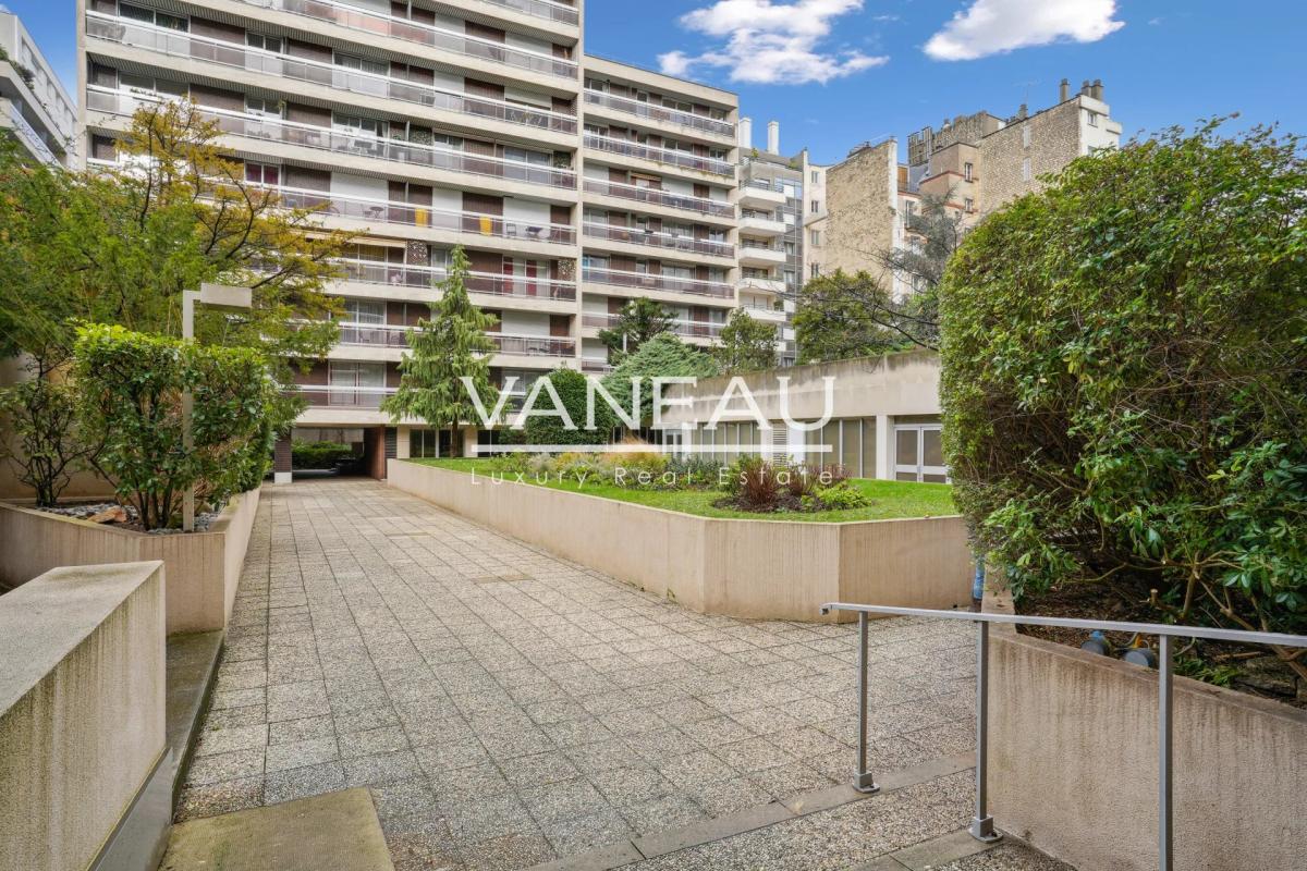 Sèvres Lecourbe - Appartement deux pièces avec balcon