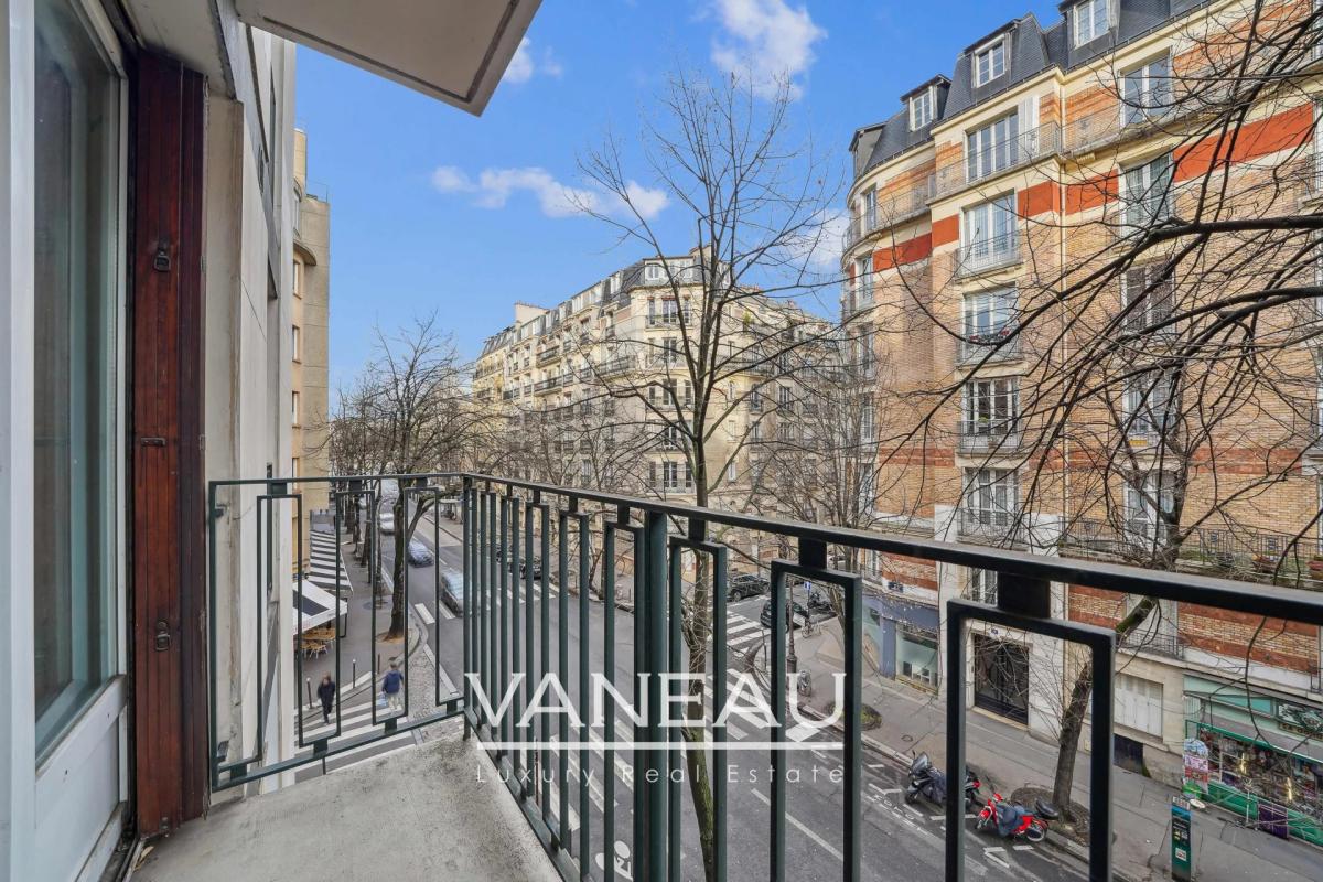 Grand 2 pièces lumineux avec balcon. Métro Javel et RER C