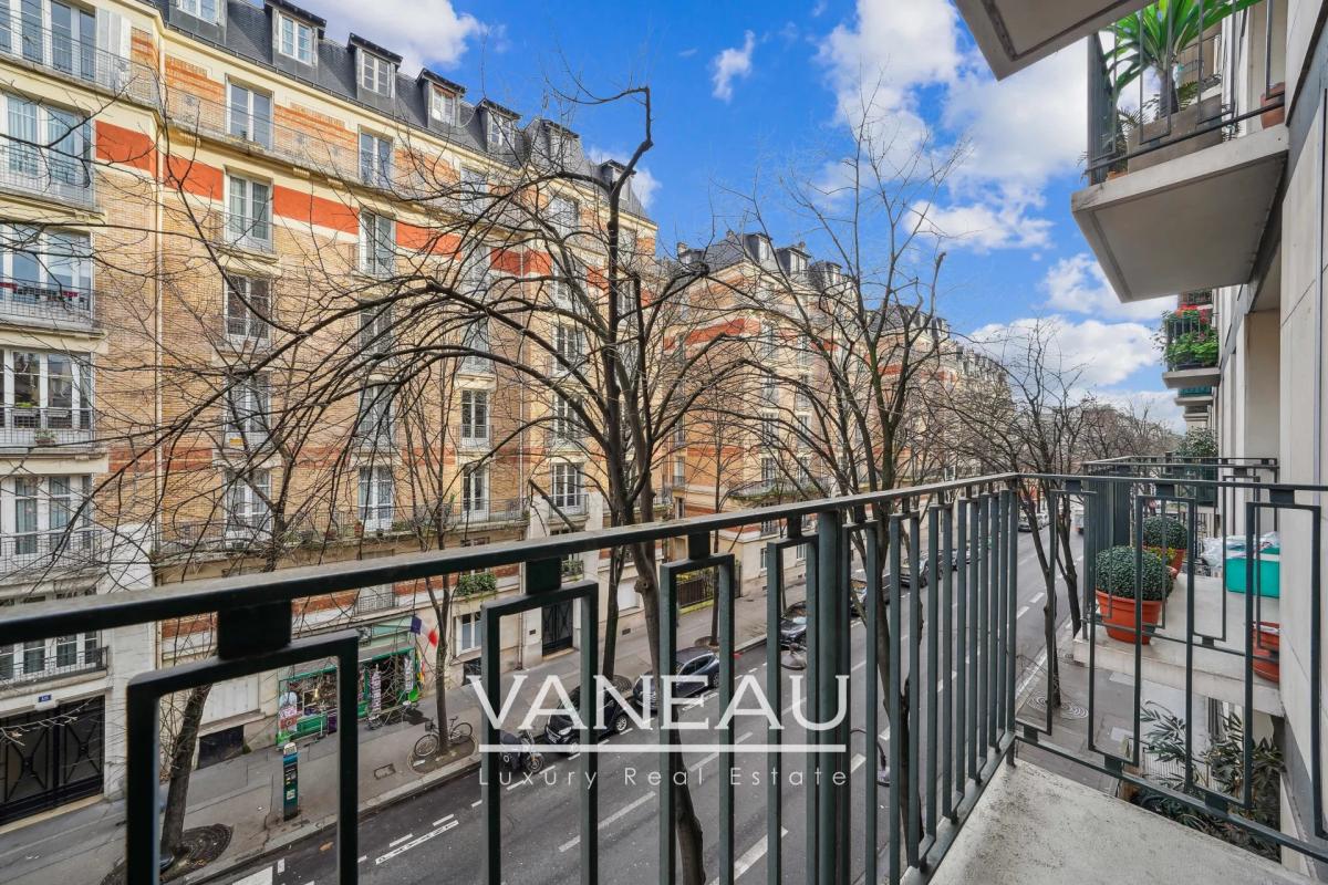 Grand 2 pièces lumineux avec balcon. Métro Javel et RER C