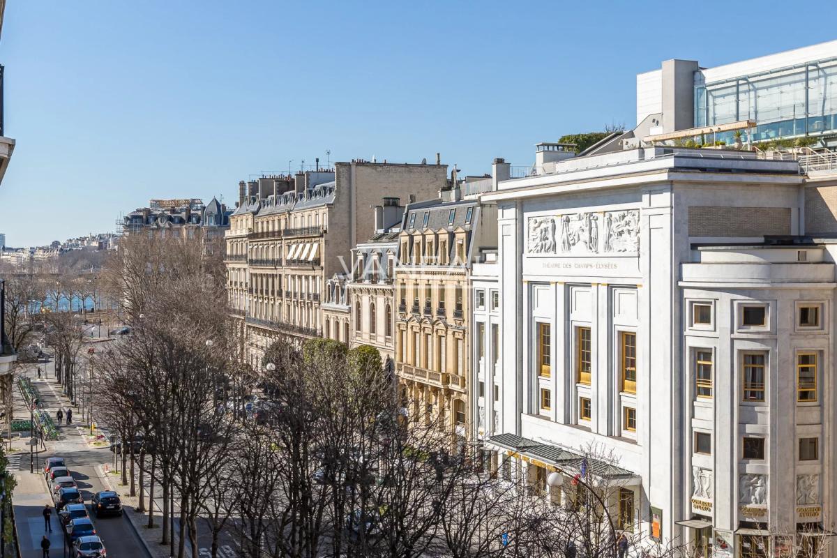 AVENUE MONTAIGNE - ETAGE ELEVE - GRAND BALCON