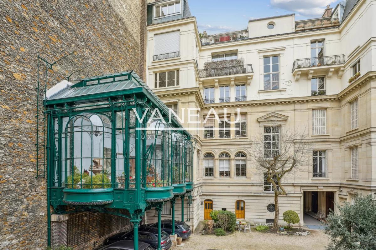 PARIS XVI - VICTOR HUGO - beau duplex dans la verdure et au calm