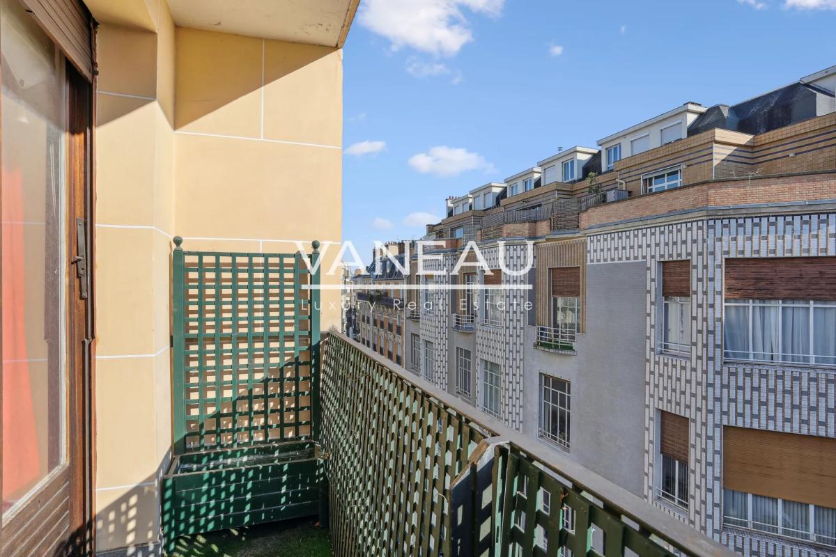 VILLAGE D'AUTEUIL - DEUX PIECES A RENOVER - ETAGE ELEVE - BALCON