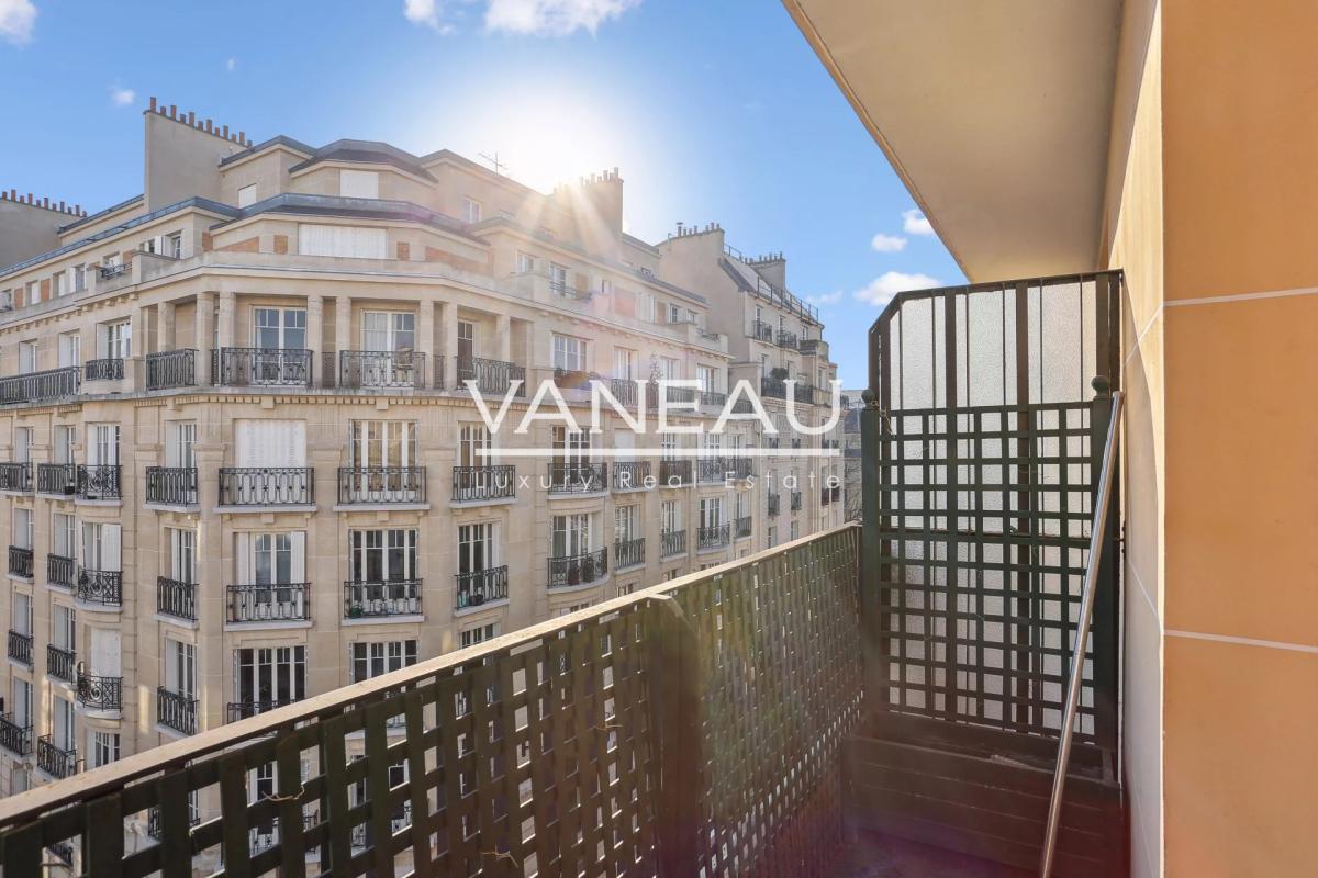 VILLAGE D'AUTEUIL - DEUX PIECES A RENOVER - ETAGE ELEVE - BALCON