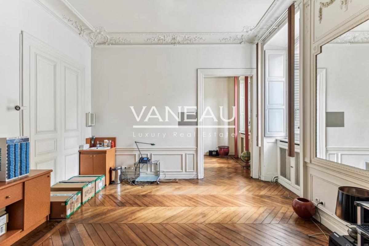 PARIS VIII - Parc Monceau - Appartement Haussmannien de 2 pièces