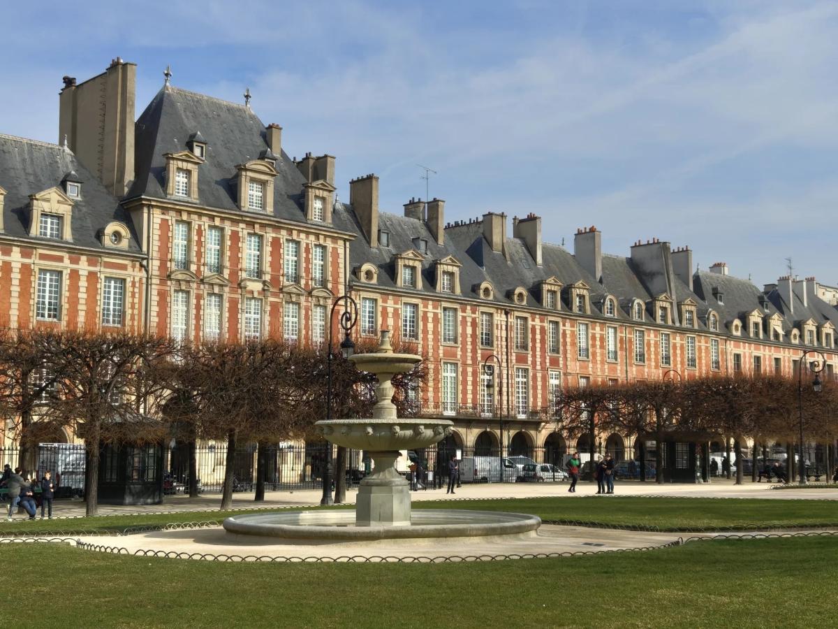 Paris III - Place des Vosges - Duplex 2 chambres Exposition Sud 