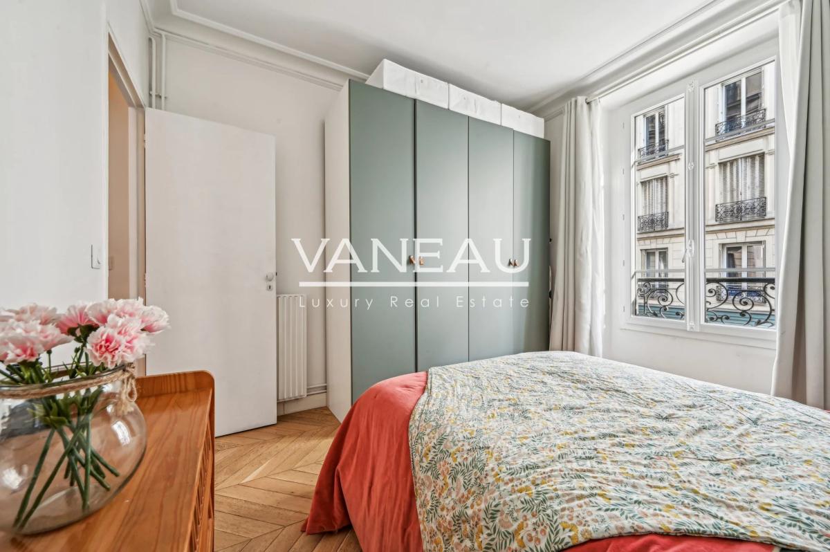 Paris VIIe - SAINT DOMINIQUE  - Appartement rénové avec deux cha