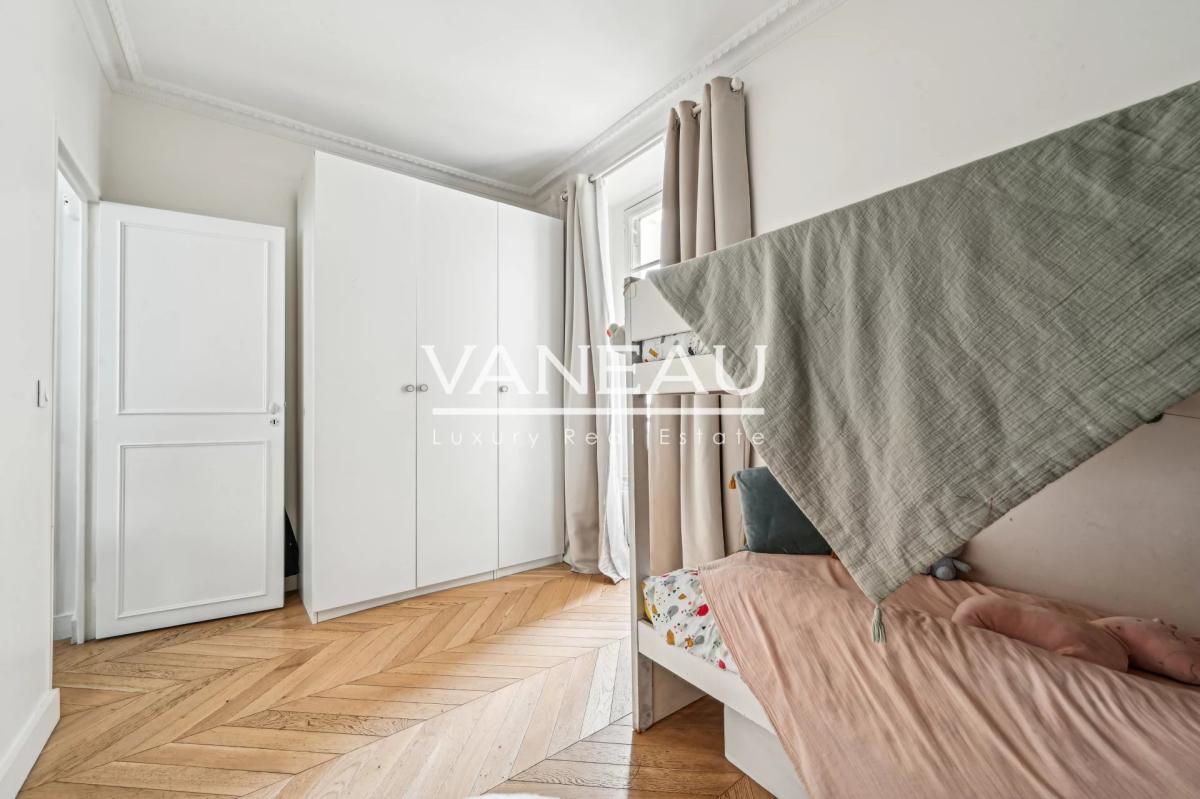 Paris VIIe - SAINT DOMINIQUE  - Appartement rénové avec deux cha