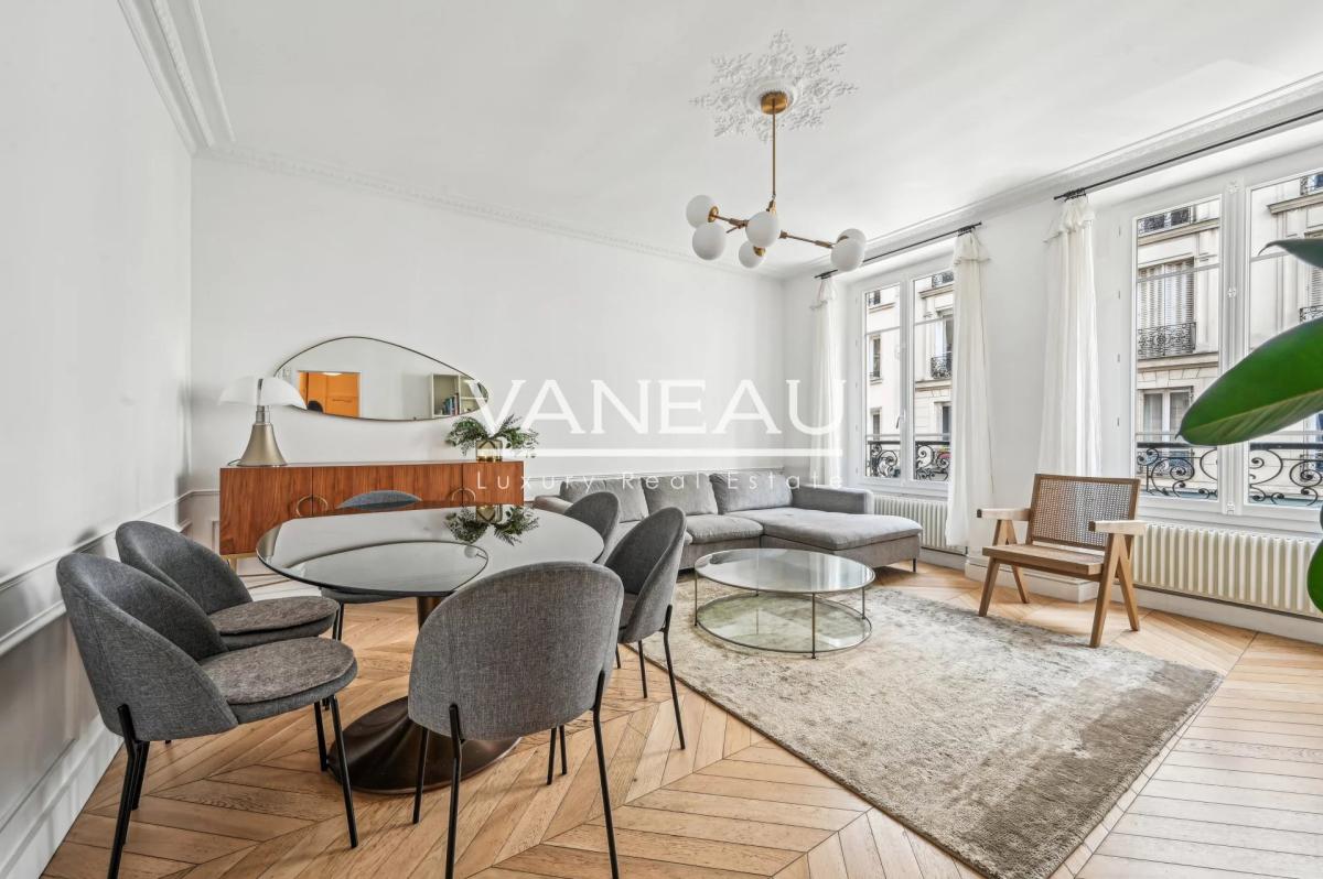 Paris VIIe - SAINT DOMINIQUE  - Appartement rénové avec deux cha