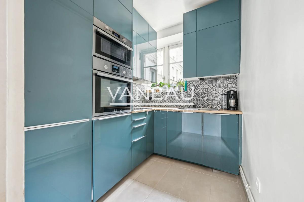 Paris VIIe - SAINT DOMINIQUE  - Appartement rénové avec deux cha