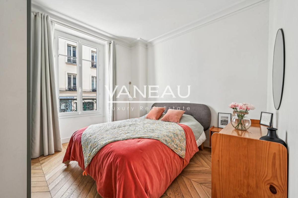 Paris VIIe - SAINT DOMINIQUE  - Appartement rénové avec deux cha