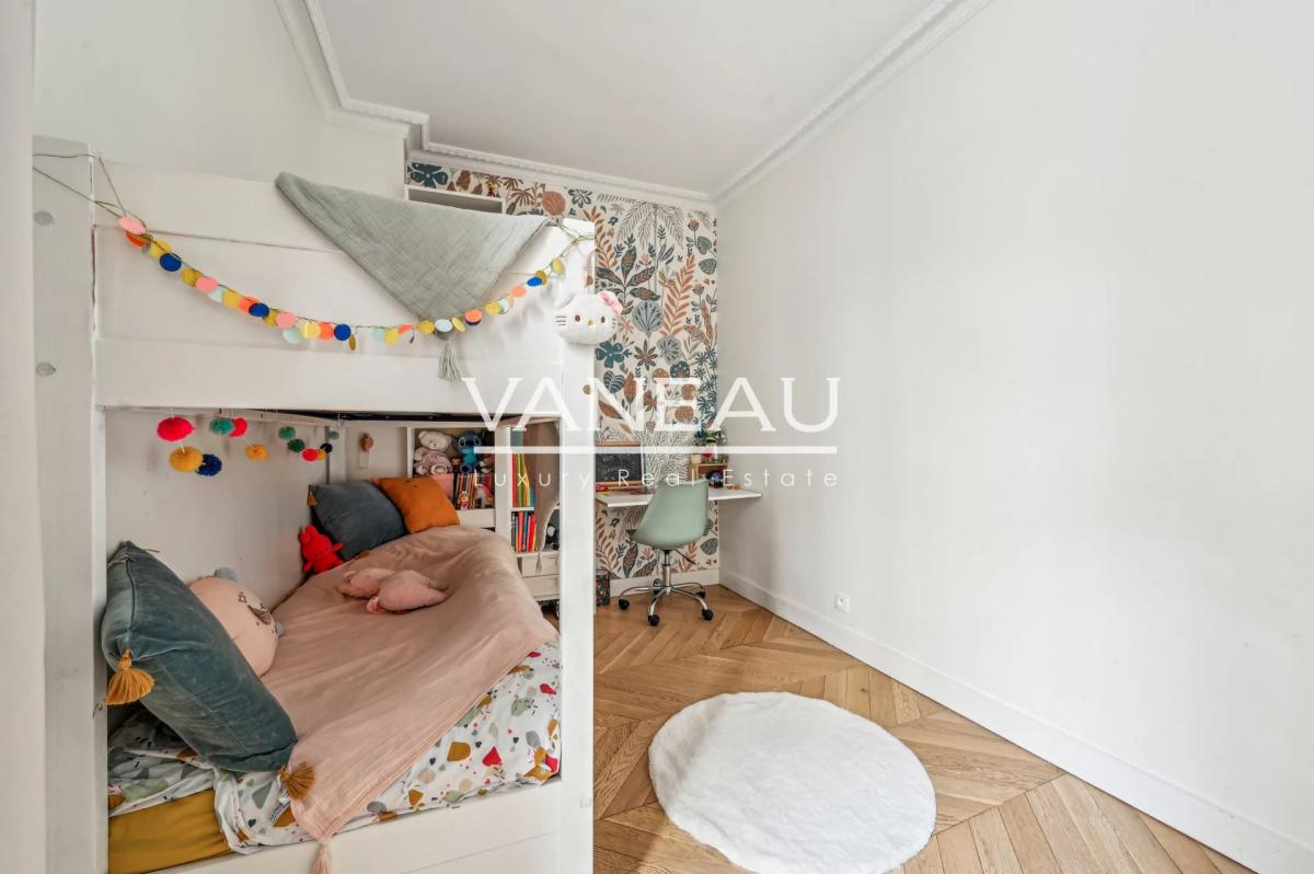 Paris VIIe - SAINT DOMINIQUE  - Appartement rénové avec deux cha